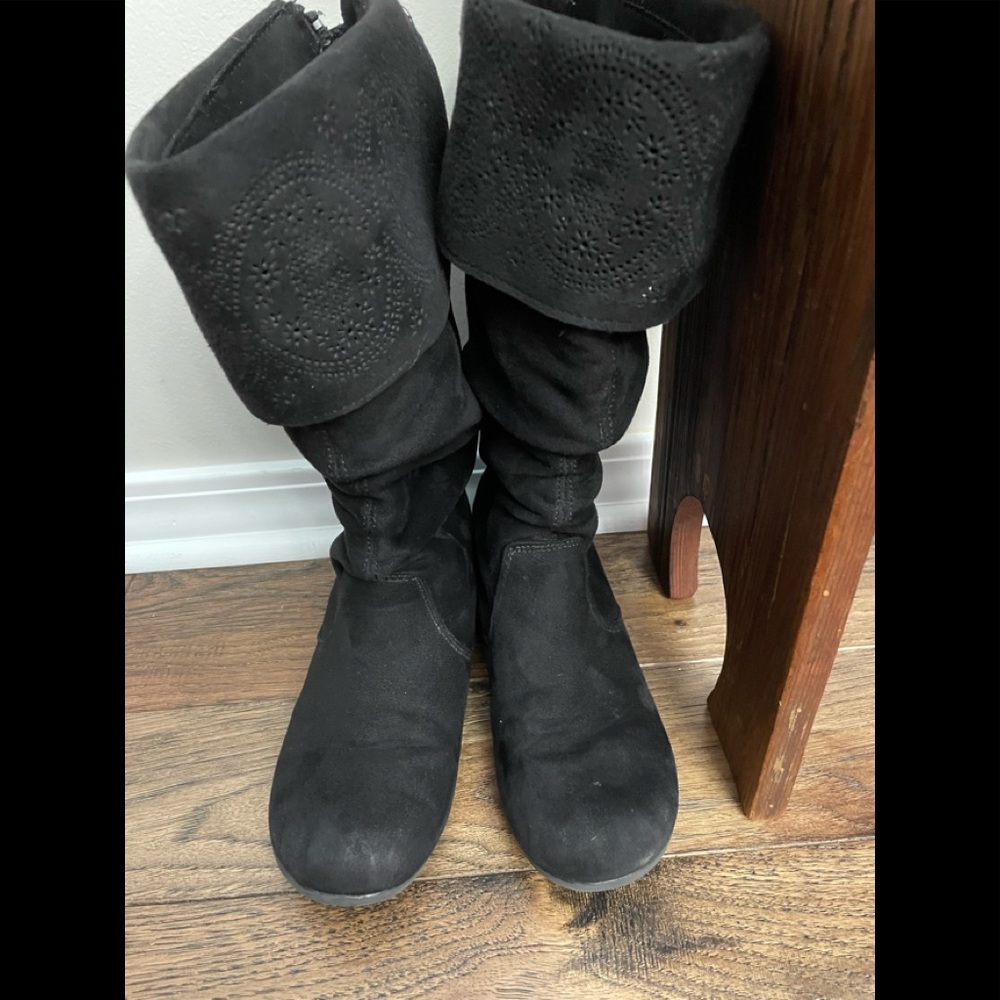 Girl’s Hotcakes Black Suede Boots, size 2.